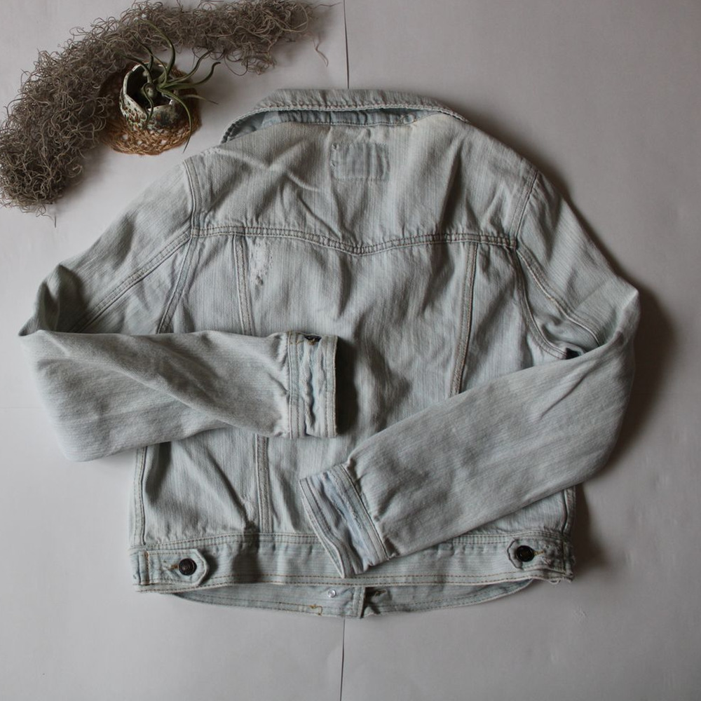 💙🤍Forever 21 Light Wash Distressed Jean Jacket/Coat - Picture 3 of 6